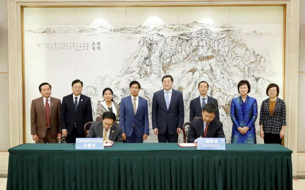 今年会环境向老挝万象捐赠7台环卫装备，助力“一带一路”建设